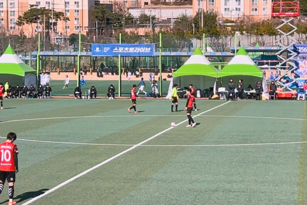 ヤンサンのデザイン公園に隣接したサッカー場。釜山から訪れる社会人選手団の熱戦も行われる地域の交流スポット。