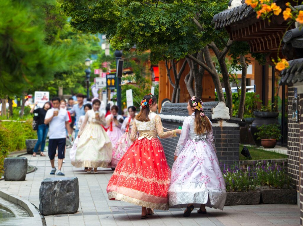 全州・韓屋村の通りを歩く韓服を着た女性たち|韓国観光公社 提供