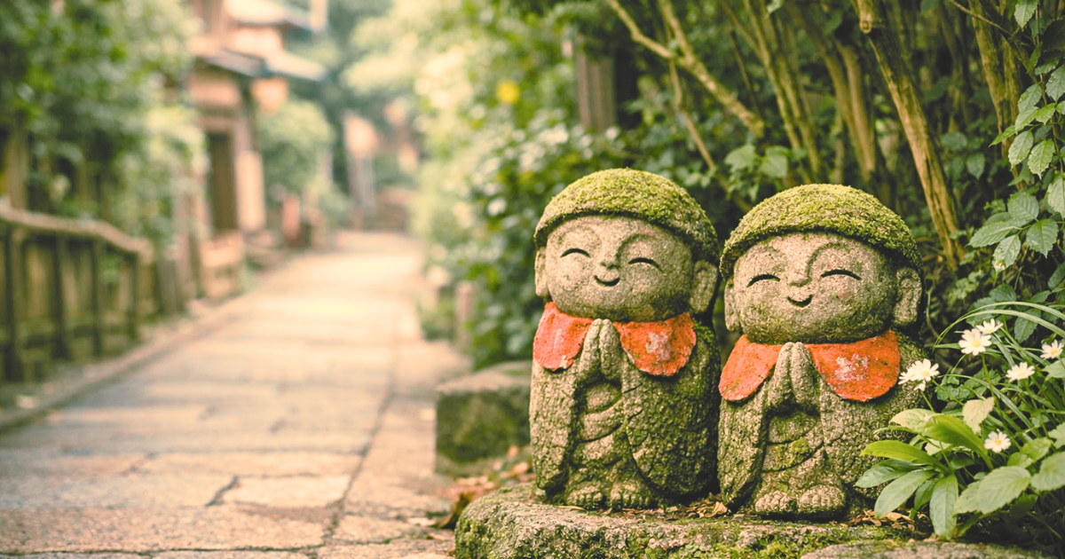 鎌倉の生活感ある静かな路地に佇む道祖神のお地蔵様