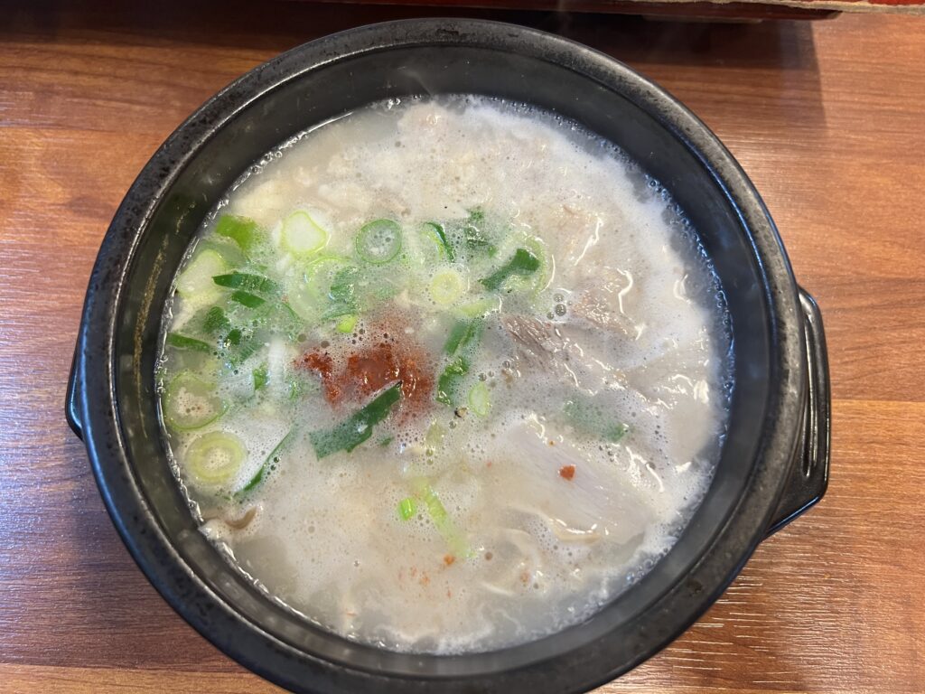 白く濁った豚骨スープのデジクッパ。トゥッペギの中で湯気を立てる、釜山の日常の一杯。